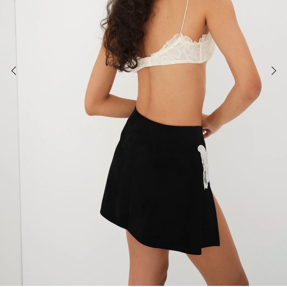 FOR LOVE & LEMONS Auden Butterfly Appliqué Embroidered Slit Mini Skirt - Picture 3 of 6